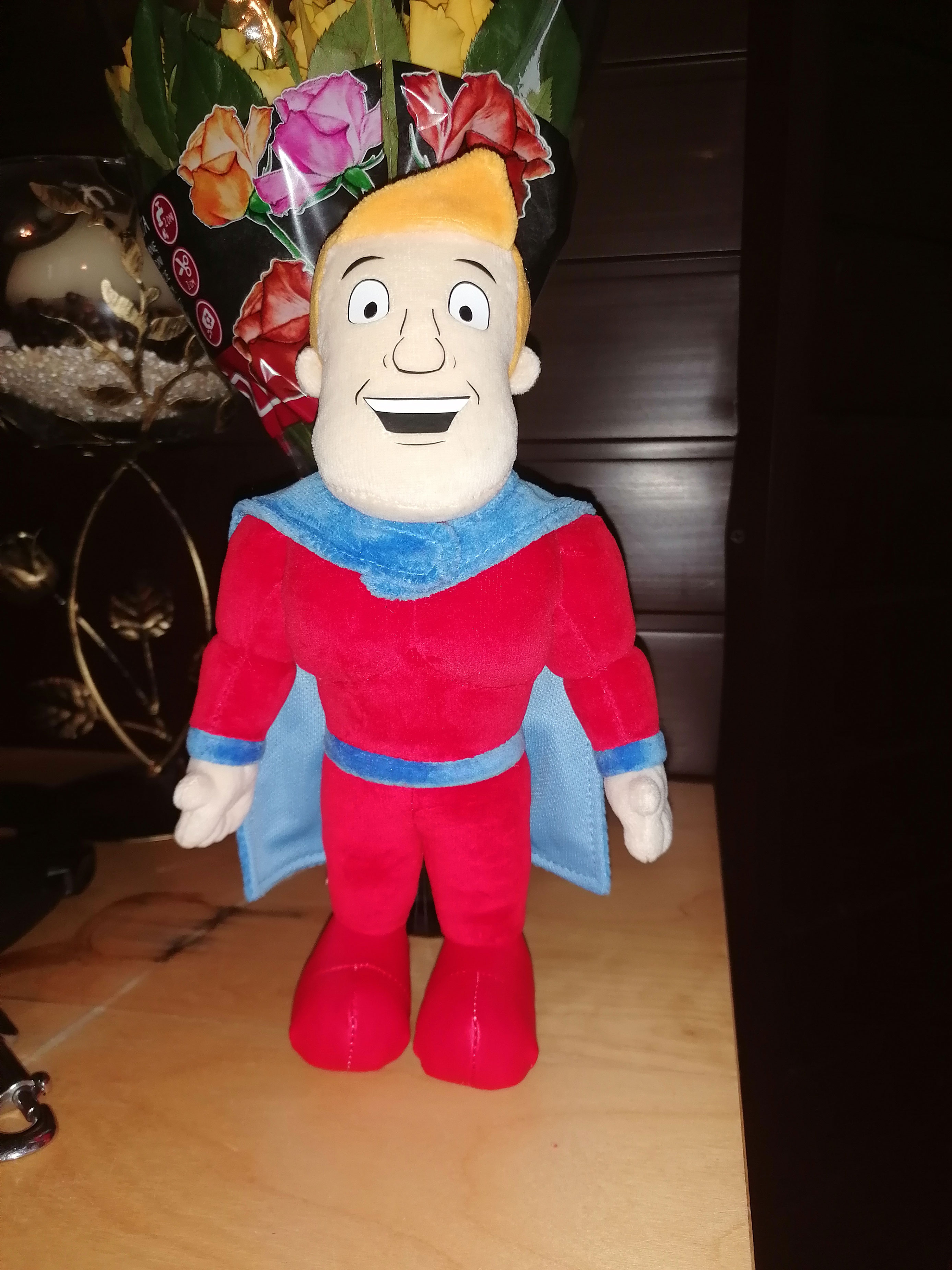 Na fotografii widnieje maskotka w postaci chłopca pozująca do zdjęcia w siedzibie firmy Elabika